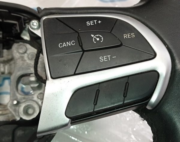 Кнопки управления (на руле) прав Chrysler 200 15-17 68321898aa