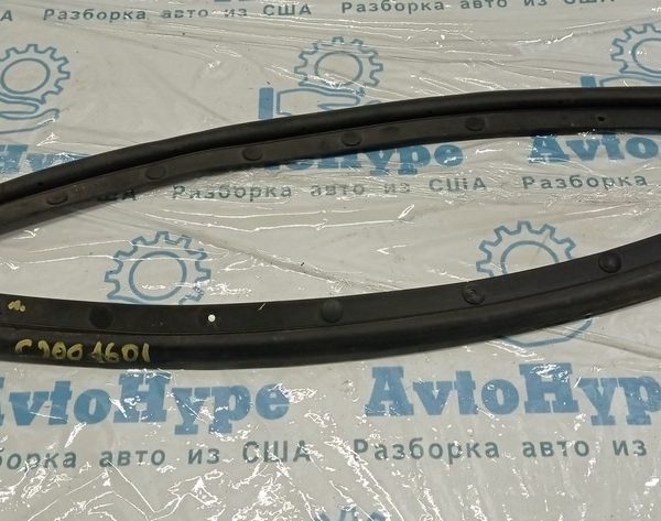 Уплотнитель капота Chrysler 200 15-17 передний 68200531AA