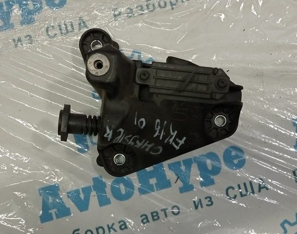 Крепление радиатора верхнее правое Chrysler 200 15-17 68376675AA