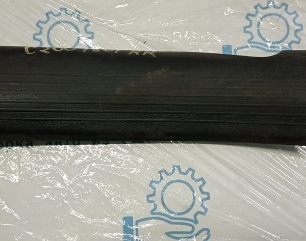 Накладка порога внутренняя зад прав Chrysler 200 15-17 черн 1WW34DX9AB