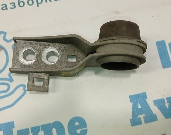 Кронштейн глушителя передний правый Chrysler 200 15-17 задний 68210060AA