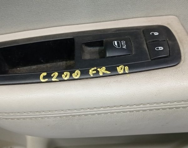 Управление стеклоподъемником перед прав Chrysler 200 15-17 68271204AA