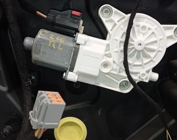 Стеклоподъемник с мотором задний левый Chrysler 200 15-17 68249045AA