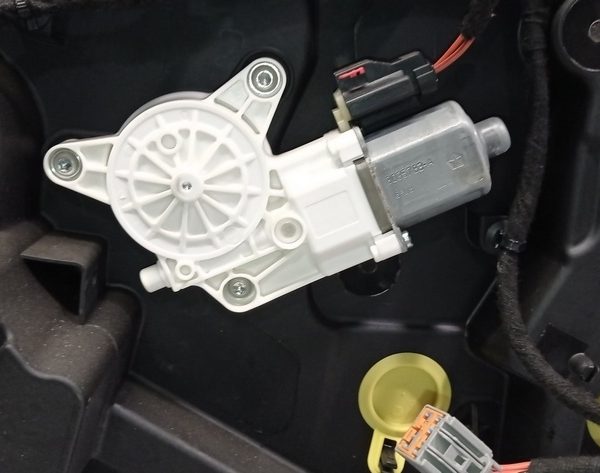 Стеклоподъемник с мотором задний правый Chrysler 200 15-17 68249044AA