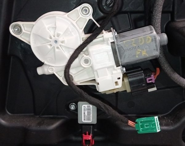 Стеклоподъемник с мотором передний правый Chrysler 200 15-17 68249042AA