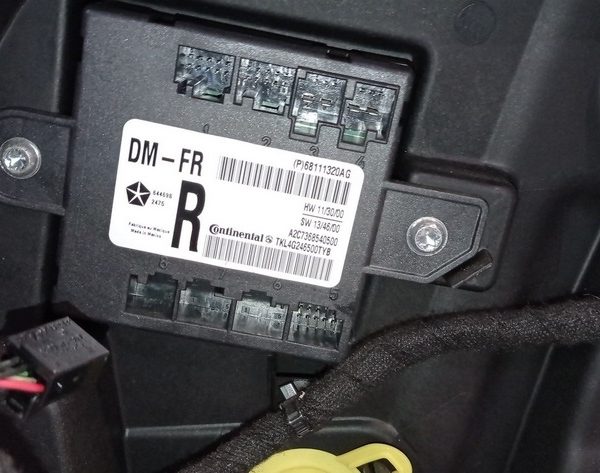 Компьютер двери перед прав Chrysler 200 15-17 68111320AG