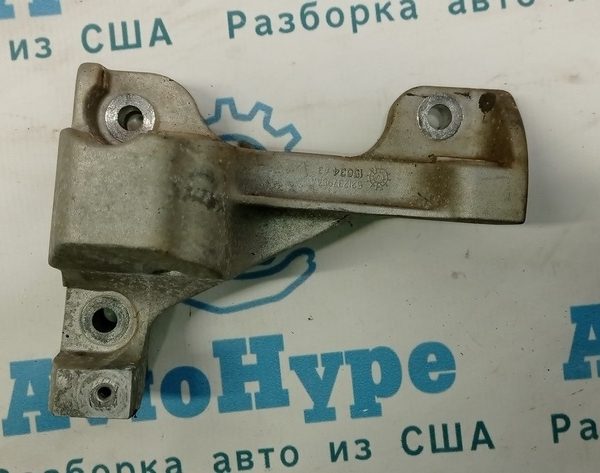 Кронштейн подушки двигателя правый Chrysler 200 15-17 2.4