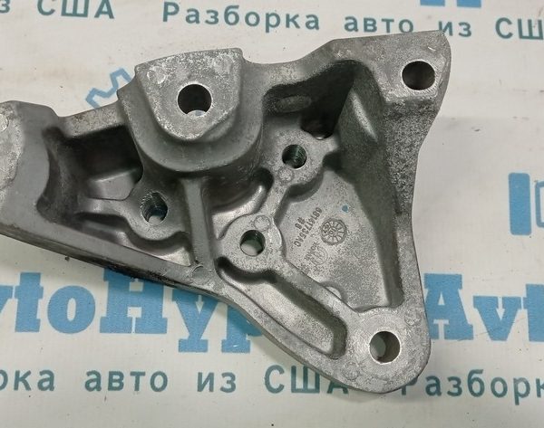 Кронштейн подушки двигателя левый Chrysler 200 15-17 2.4 68141735AC
