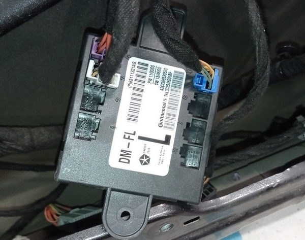 Компьютер двери передней левой Chrysler 200 15-17 68111320AG