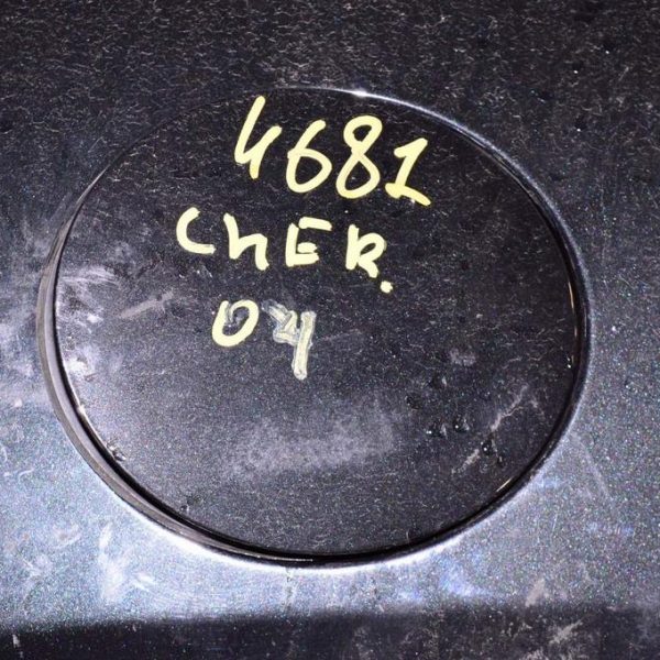 Лючок бензобака  в сборе Jeep Cherokee KL 14-черная,цвет PXR (04) 68102574AA