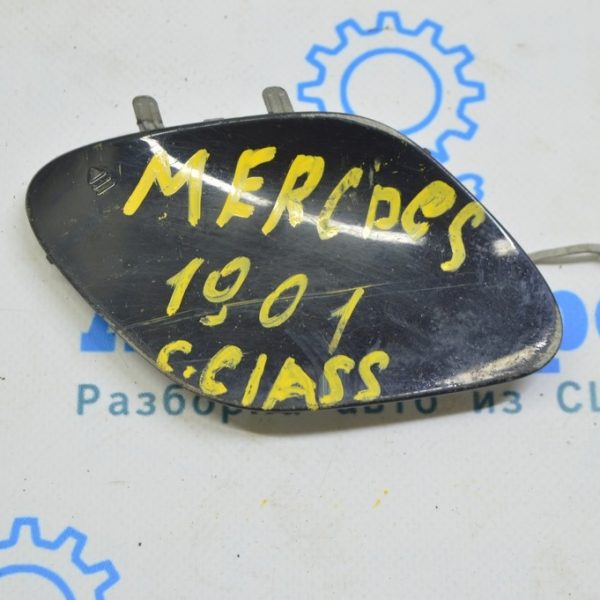 Заглушка буксировочного крюка переднего бампера Mercedes-Benz C300 19-23 (01) 205-885-64-02-9999