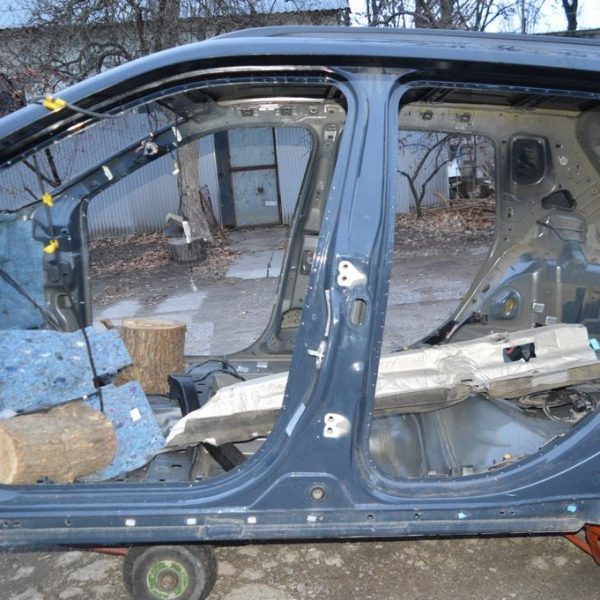 Стойка кузова центральная левая Jeep Compass 17- 68243933AB