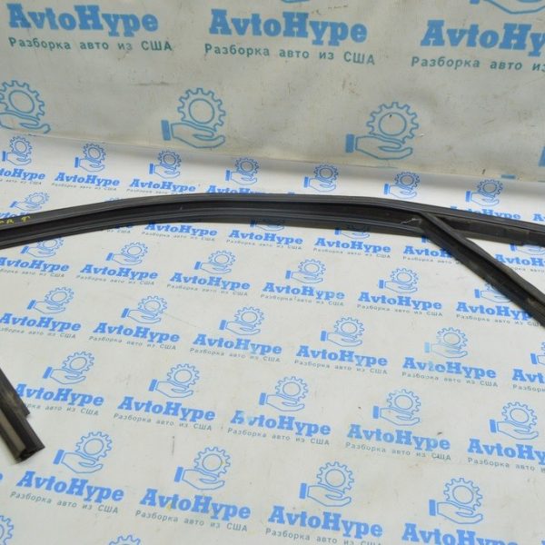 Молдинг двери верхний передней правой Jeep Compass 17- черный с уплотнителем стекла 68242108AE