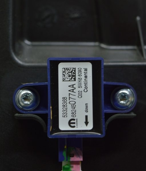 Датчик подушки безопасности дверь левый Jeep Compass 17- 68245077AA