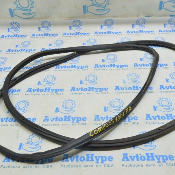 Уплотнитель двери передней правой Jeep Compass 17- 68242104AA