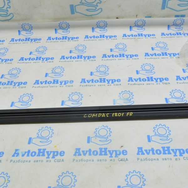 Уплотнитель стекла двери внутренний передней правой Jeep Compass 17- 68242112AA