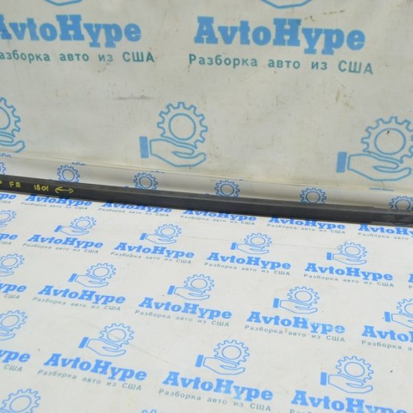 Молдинг дверь-стекло центральный передний правый Jeep Compass 17- мат 68242114AA
