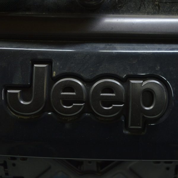 Эмблема двери багажника Jeep Compass 17- серая 68370909AA