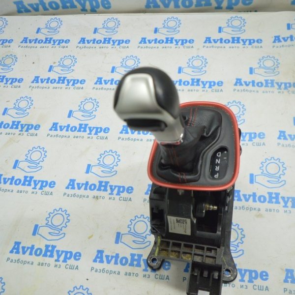 Накладка шифтера Jeep Compass 17- красная строчка TRH 6NE88NCCAA