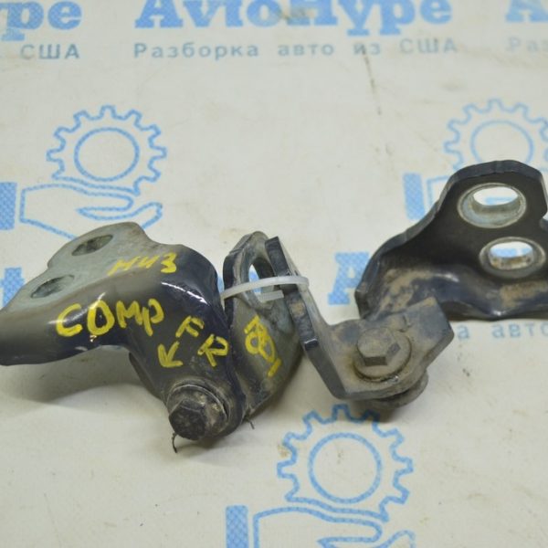 Петля двери нижняя передняя правая Jeep Compass 17- 68306516AA