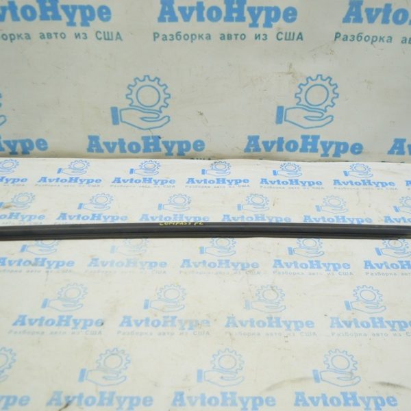 Молдинг дверь-стекло центральный передний левый Jeep Compass 17- мат 68242115AA