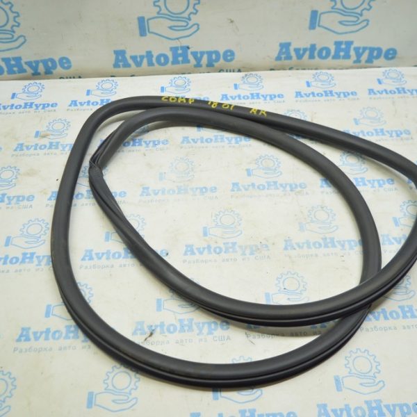 Уплотнитель дверного проема задний правый Jeep Compass 17- 68339991AA