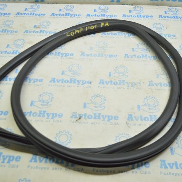 Уплотнитель дверного проема передний правый Jeep Compass 17- 68339990AA