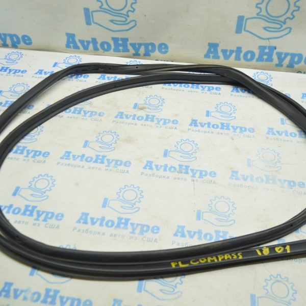 Уплотнитель двери передней левой Jeep Compass 17- 68242105AA
