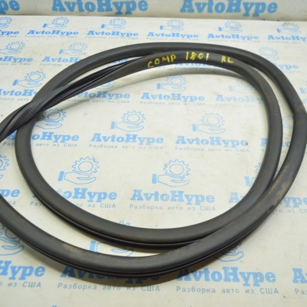 Уплотнитель дверного проема задний левый Jeep Compass 17- 68339991AA