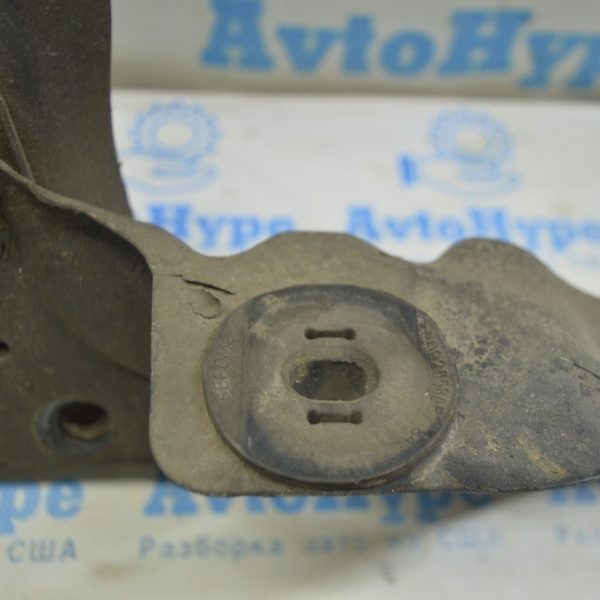 Кронштейн радиатора нижний левый Jeep Compass 17- 2.4 резина 68092558AB