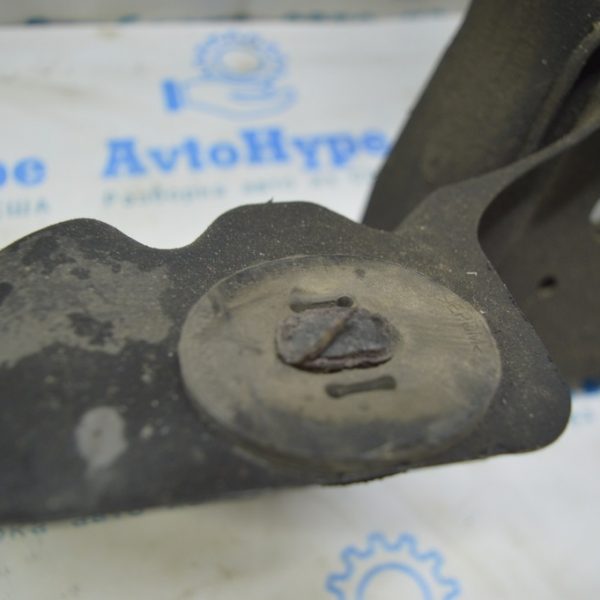 Кронштейн радиатора нижний правый Jeep Compass 17- 2.4 резина 68092558AB