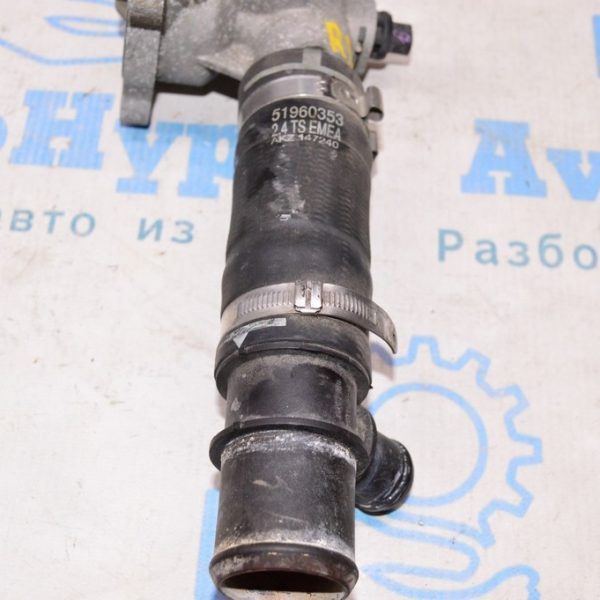 Патрубок охлаждения с корпуса термостата Jeep Renegade 15- 2.4 51960353