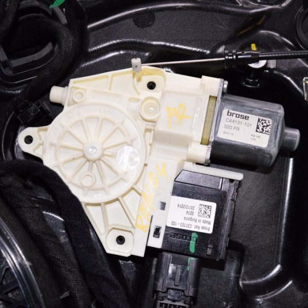 Стеклоподъемник с мотором перед прав Jeep Renegade 15- панель 68268758AA