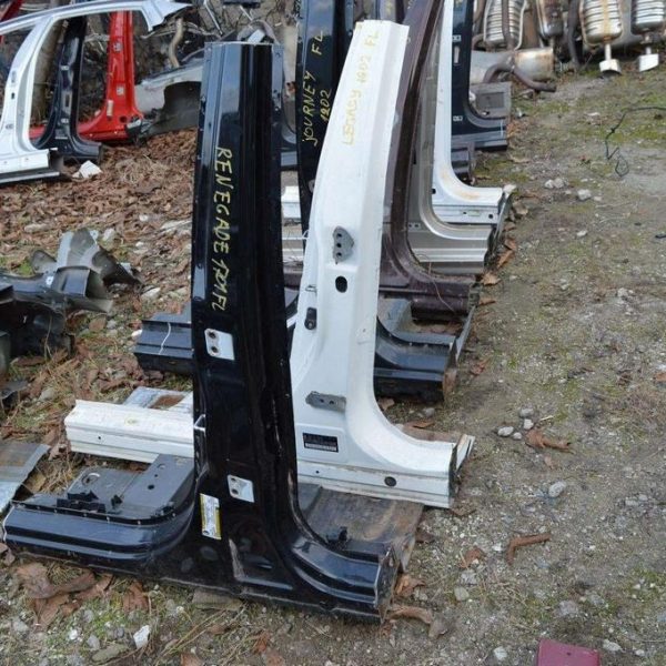 Стойка кузовная центральная левая Jeep Renegade 15- черн,цвет 601 (01) 68263221AA