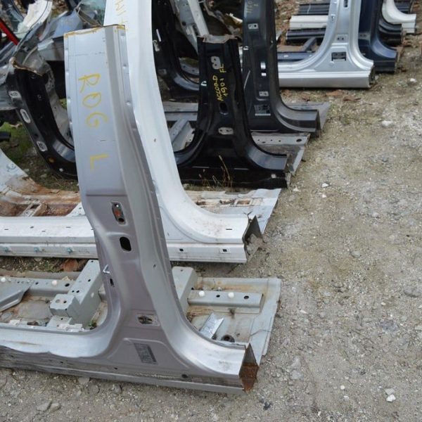 Стойка кузовная центральная левая Nissan Rogue 14- серебро, прижата снизу 76033-4BA0A