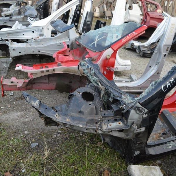 Четверть передняя левая Toyota Camry v55 15-17 usa (01) черная,сильный деф