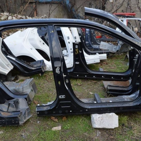 Стойка кузовная центральная правая Toyota Camry v55 15-17 usa (01)черн,с перед стойкой и батон 61311-06090