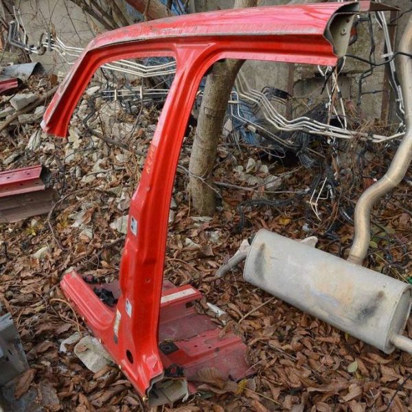 Стойка кузовная центральная левая Jeep Renegade 15- цвет 176 (02) с батоном крыши 68263221AA