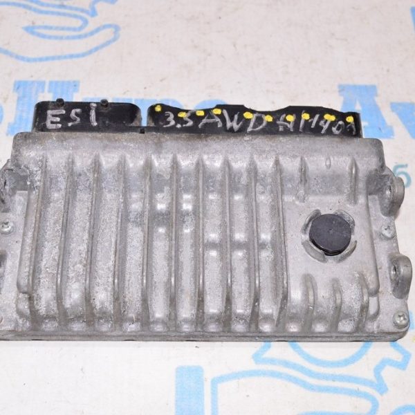 Блок ECU компьютер двигателя Toyota Highlander 14- 3.5 (01) скол пластика 89661-0e531