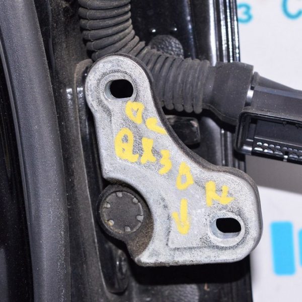Петля двери нижняя зад лев Infiniti QX30 17- 82421-5DA0A