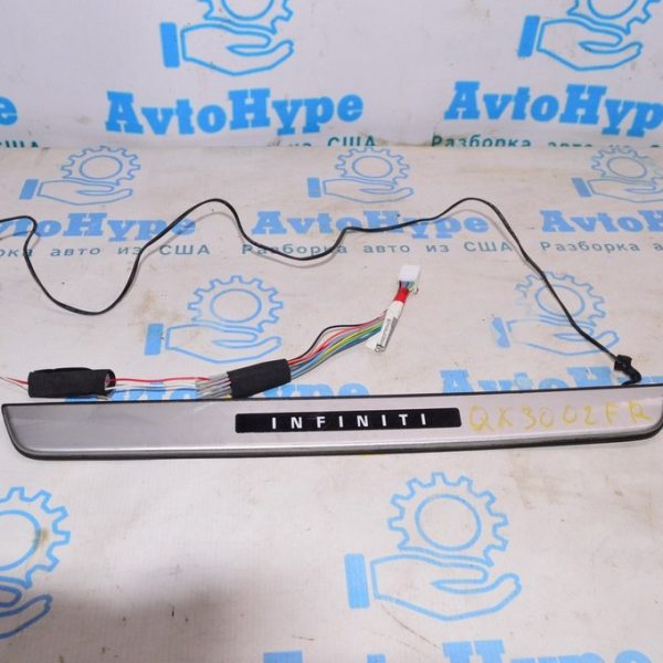 Накладка порога перед прав Infiniti QX30 17- с хромом и подсветкой 769B0-5DK0A