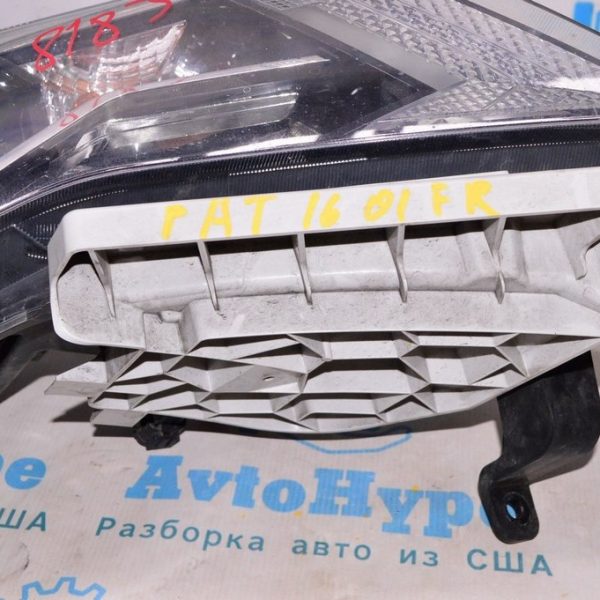 Крепление переднего бампера под фарой прав Nissan Pathfinder 13-