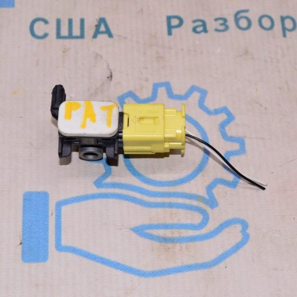 Датчик подушки безопасности в центр стойке лев Nissan Pathfinder 13- 988303JA0A