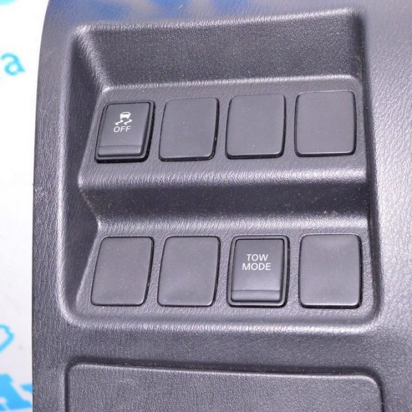 Кнопки на накладке колени водителя Nissan Pathfinder 13- (01) 68106-3JA1A