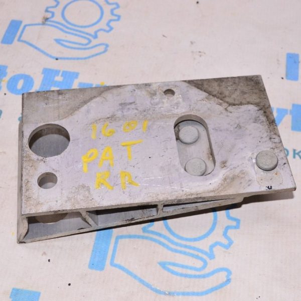 Клык усилителя заднего бампера прав Nissan Pathfinder 13- 852103JA0A