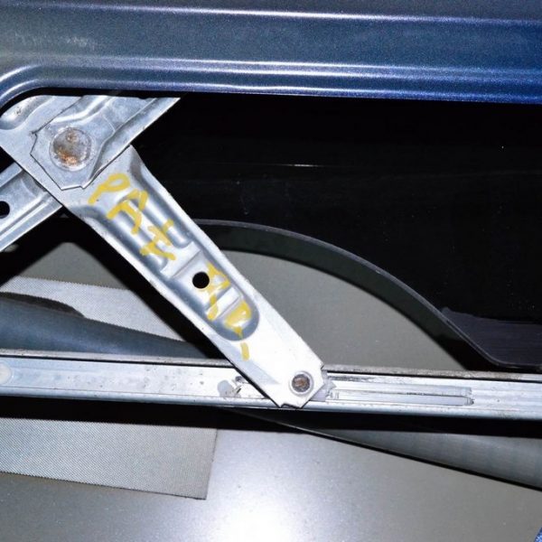 Стеклоподъемник с мотором зад прав Nissan Pathfinder 13- 82720-3KA1A