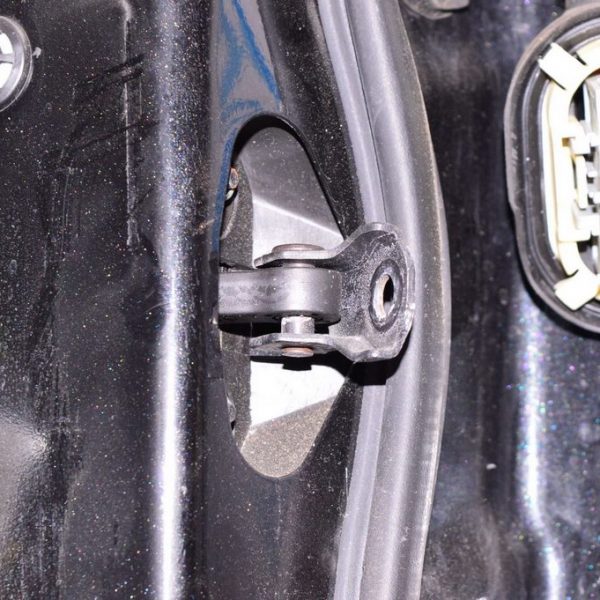 Ограничитель двери зад лев Jeep Cherokee KL 14- 68103032AD