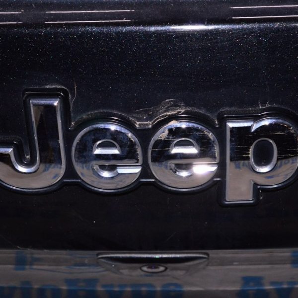 Эмблема Jeep двери багажника Jeep Cherokee KL 14- 68203661AA