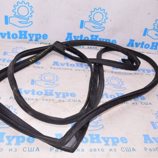 Уплотнитель двери зад лев Nissan Pathfinder 13- (01) деф 82831-3KA0D