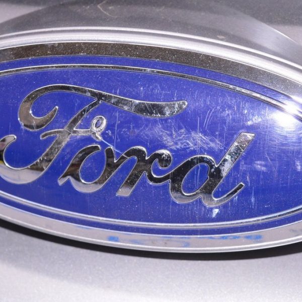 Эмблема решетка радиатора Ford Edge 16- (04) FT4Z-8213-A